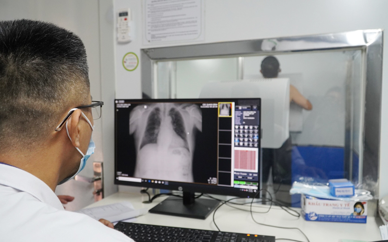 Khám sàng lọc bệnh lao lao tiềm ẩn cho người dân xã Quảng Châu huyện Quảng Trạch.5