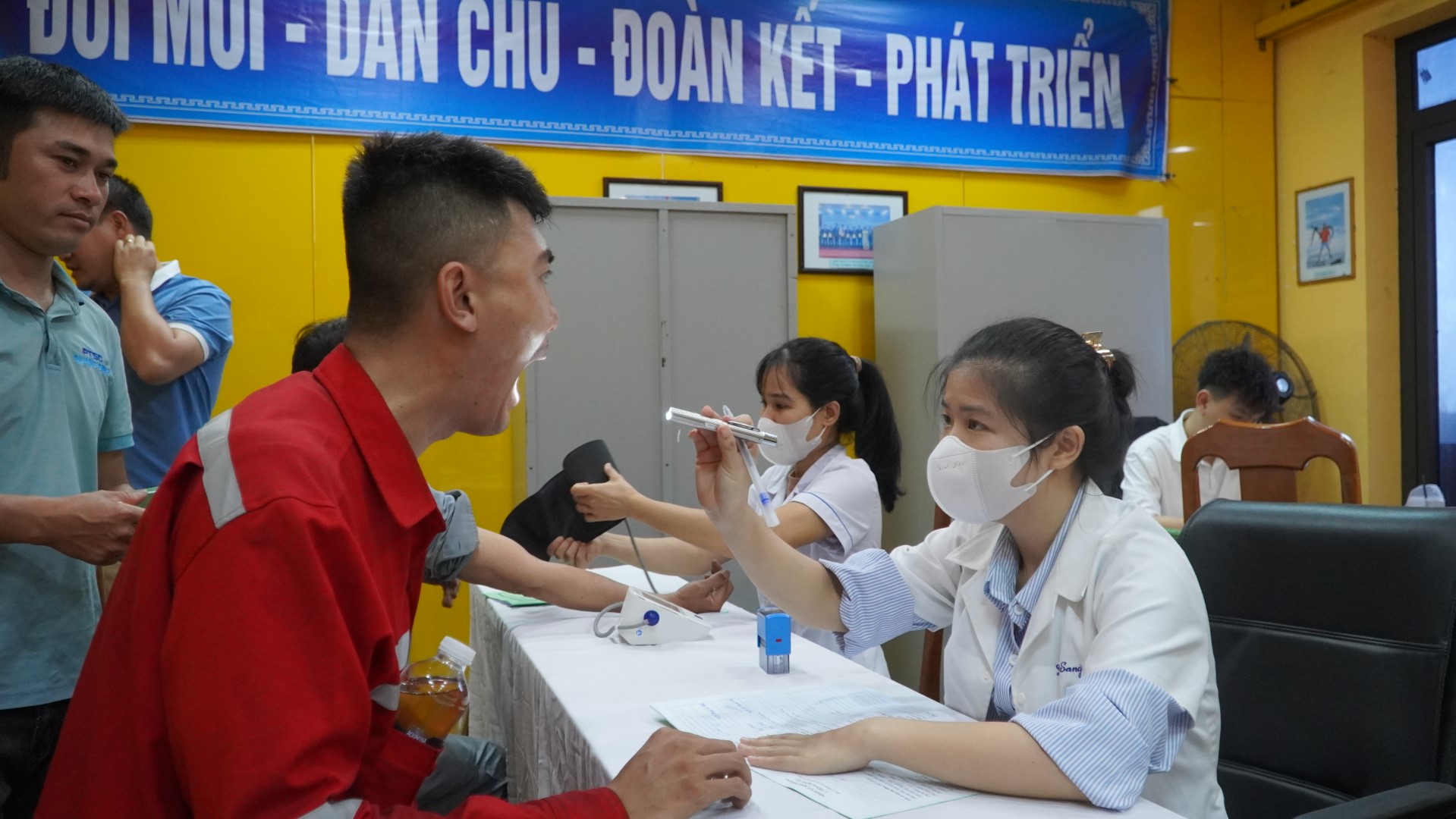 Khám_tai_Mũi_Họng_Large.JPG