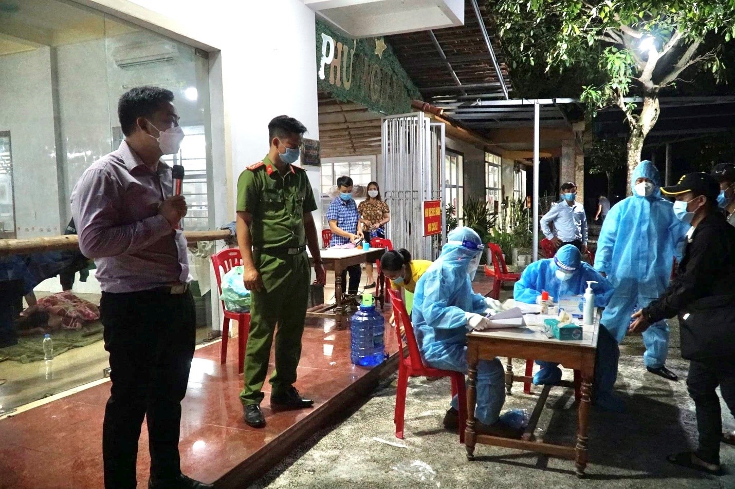 Khẩn trương lấy mẫu xét nghiệm Covid 19 ngay trong đêm cho người dân trở về từ vùng dịchjpg