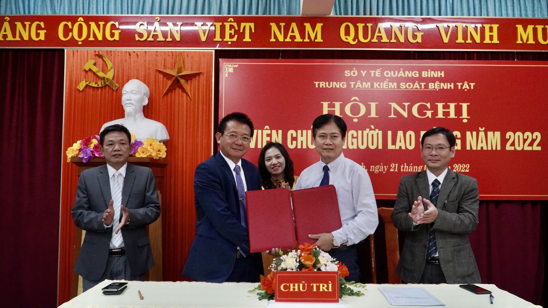 Ký kết giao ước thi đua giữa chính Chính quyền và Công đoàn