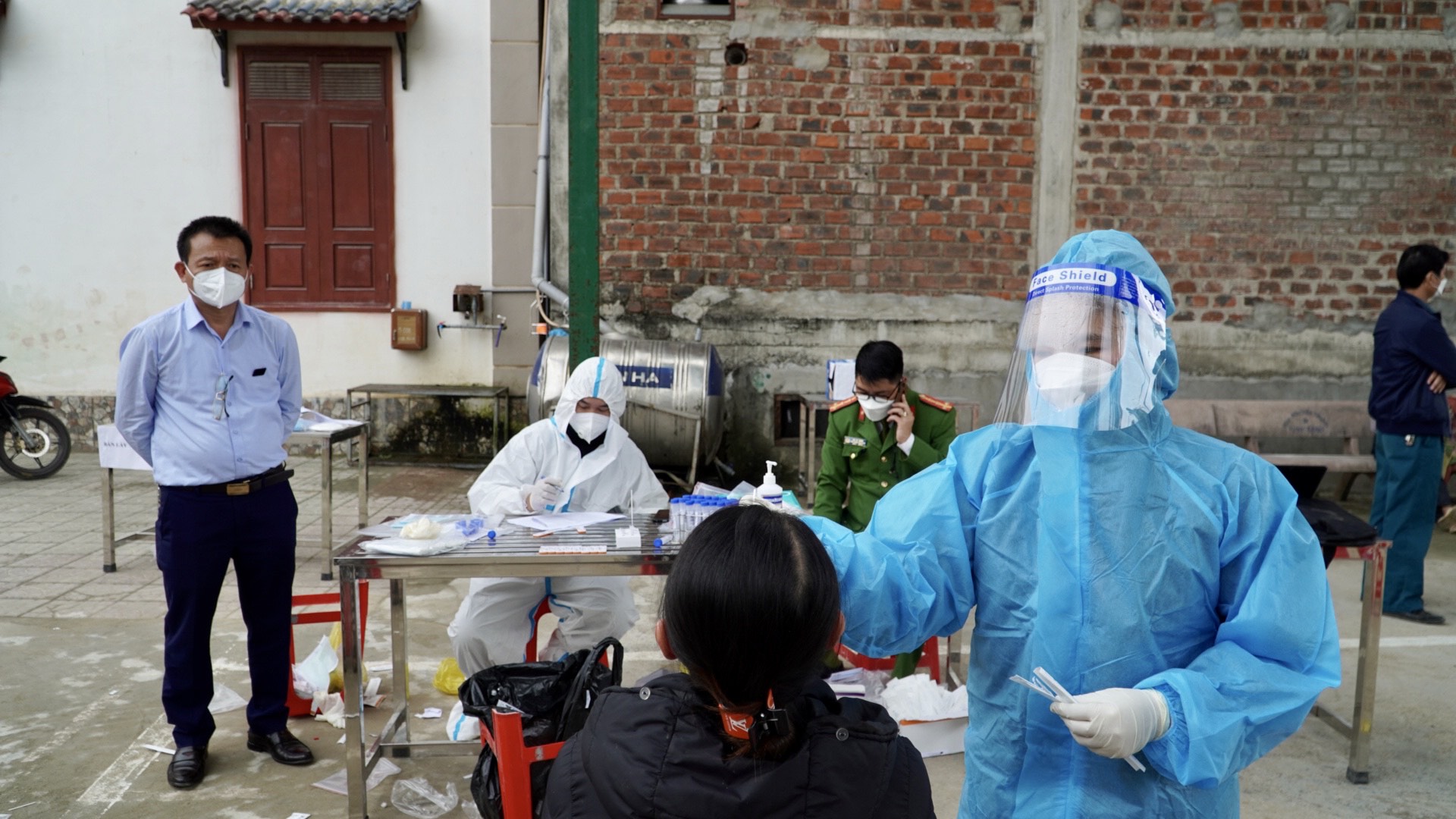 Lãnh đạo CDC Quảng Bình trực tiếp kiểm tra và chỉ đạo công tác phòng chống dịch tại xã Tiến Hoá huyện Tuyên Hoá 2