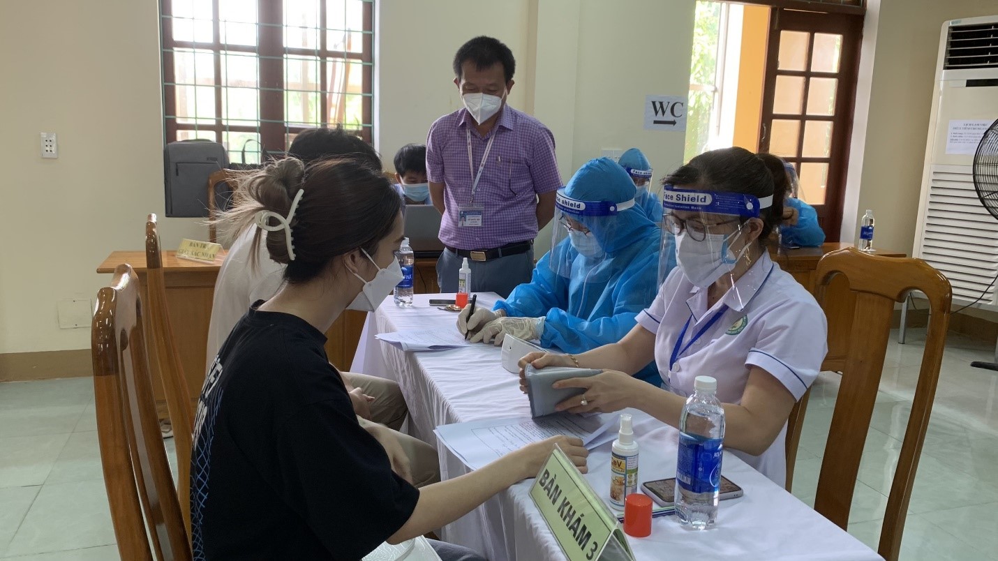 Lãnh đạo CDC trực tiếp giám sát công tác tiêm chủng phòng Covid 19 tại trường CĐ Y tế Quảng Bình1