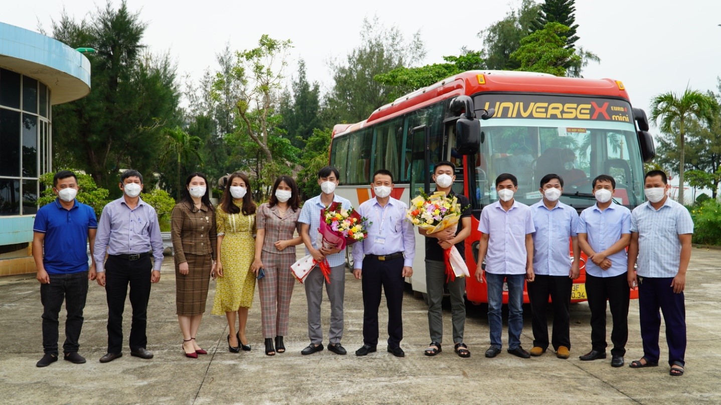 Lãnh đạo Trung tâm Kiểm soát bệnh tật tặng hoa cho cán bộ Trung tâm tham gia cùng đoàn công tác hỗ trợ phòng chống dịch tại tỉnh Khăm Muộnjpg