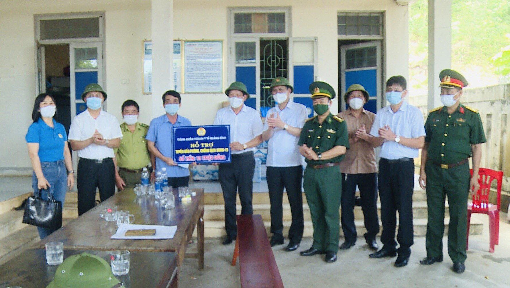 Lãnh đạo tỉnh và Công đoàn ngành Y tế thăm tặng quà chốt kiểm soát PCD xã Quảng Đông huyện Quảng Trạch