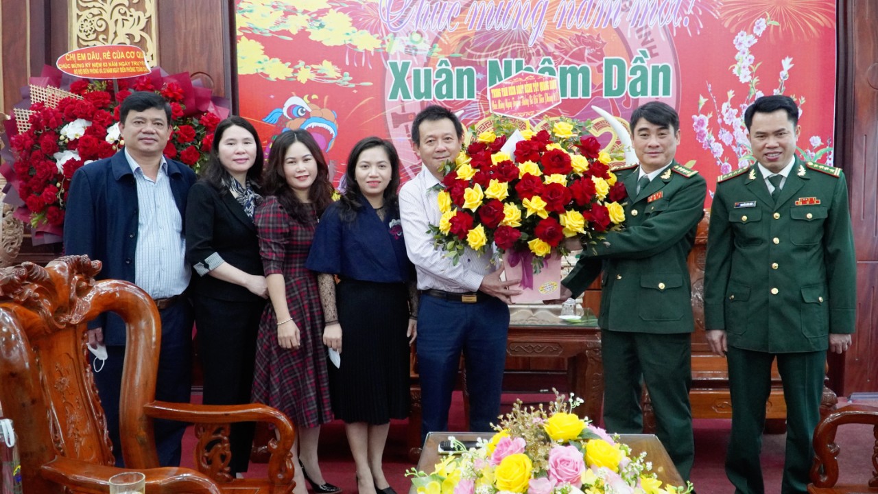 Lãnh đạo và cán bộ Trung tâm Kiểm soát bệnh tật tặng hoa chúc mừng Bộ Chỉ huy Bộ đội Biên phòng tỉnh