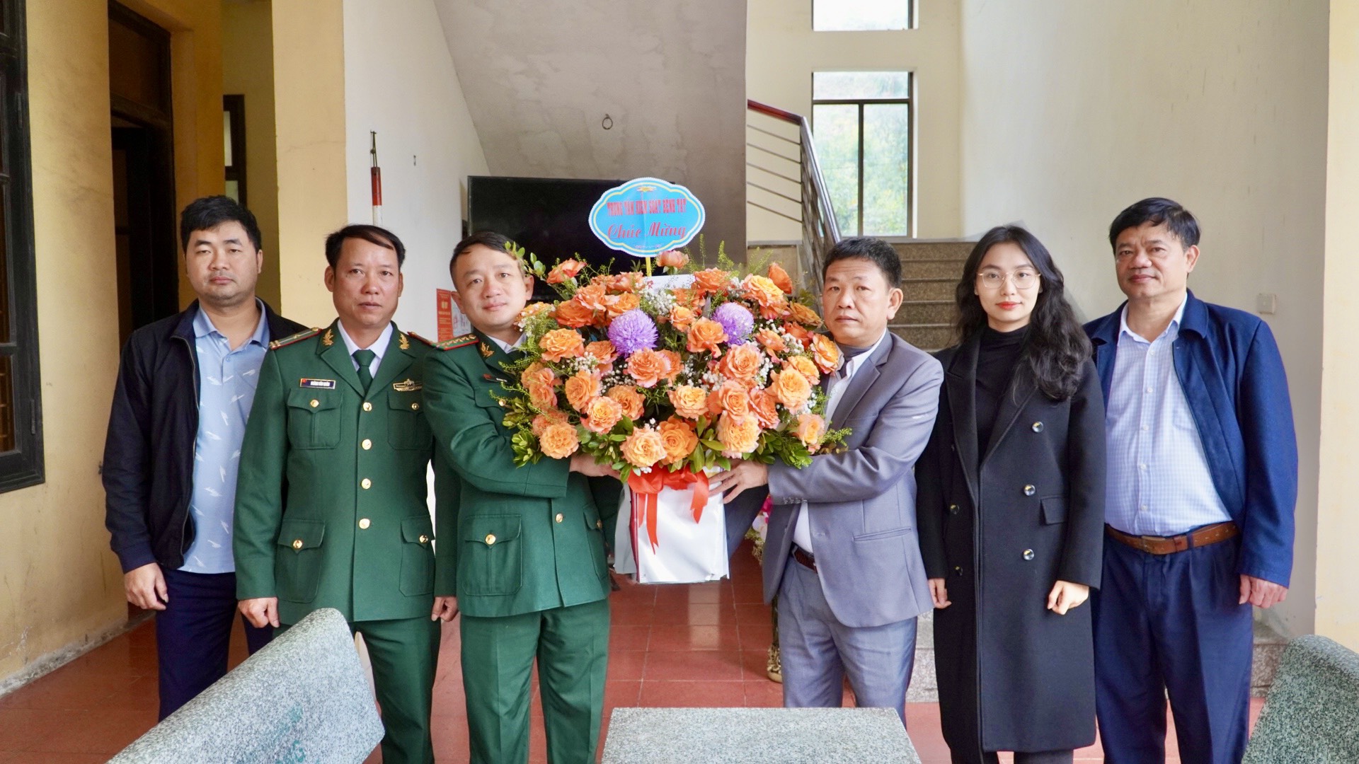 Lãnh_đạo_và_cán_bộ_Trung_tâm_Kiểm_soát_bệnh_tật_tặng_hoa_chúc_mừng_Bộ_Chỉ_huy_Bộ_đội_Biên_phòng_tỉnh_2.jpg