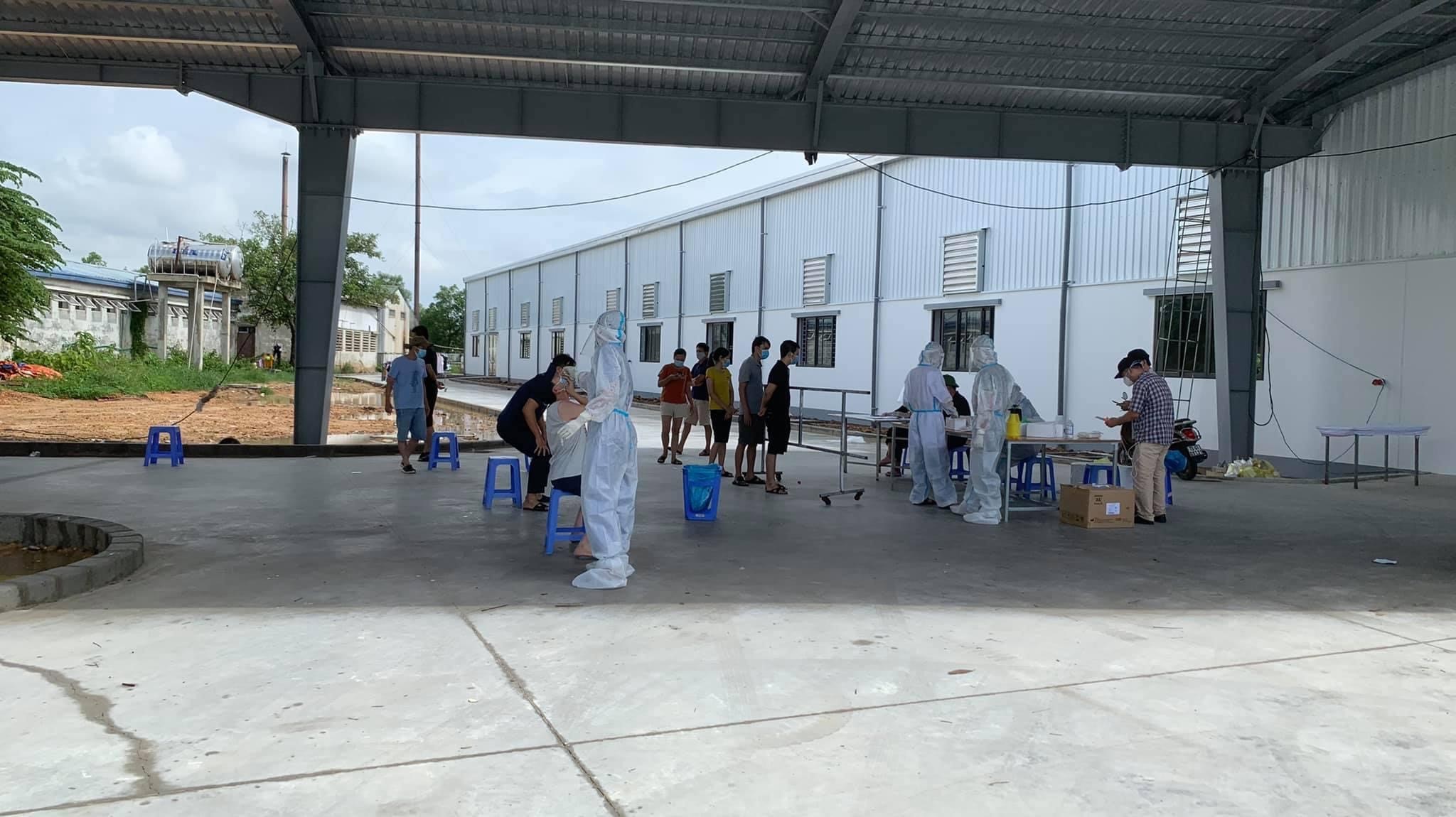 Lấy mẫu xét nghiệm Covid 19 tại Xí nghiệp may Hà Quảng