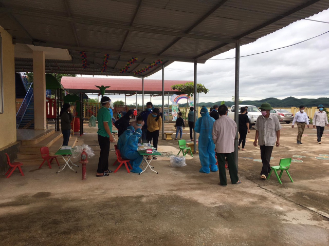 Lấy mẫu xét nghiệm RT PCR cho các công dân trong Khu cách ly Small