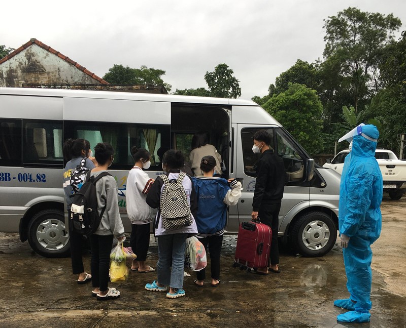 Lực lượng Y tế huyện Bố Trạch nhanh chóng chuyển 90 F1 về KCL tập trung Tiểu đoàn Huấn luyện Cơ động BCH Bộ đội Biên phòng tại xã Thanh Trạchjpg