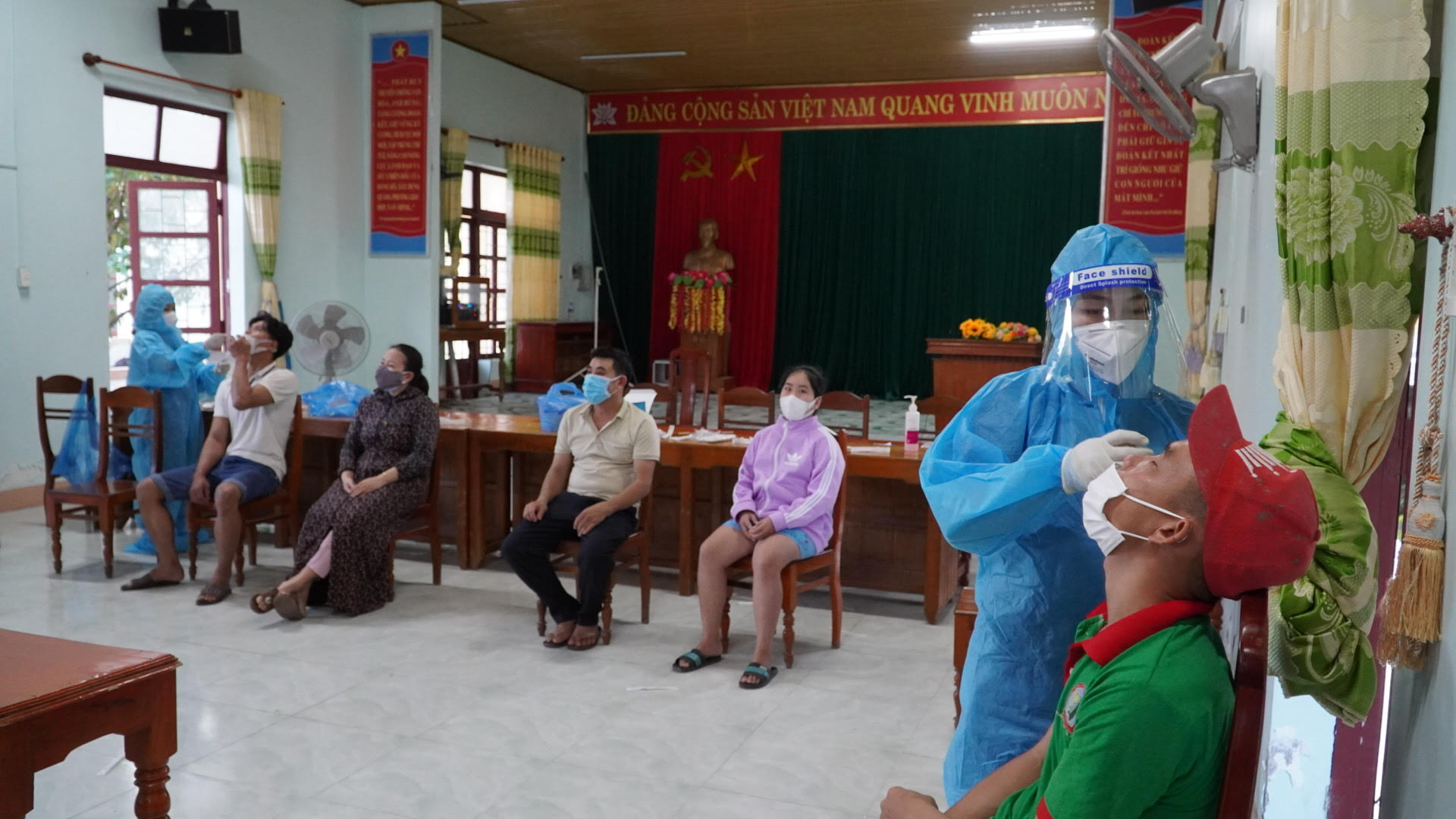 Lực lượng Y tế lấy mẫu xét nghiệm cho người dân xã Quảng Phương