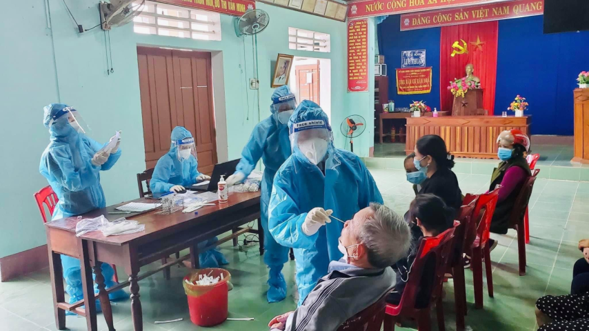 Lực lượng Y tế lấy mẫu xét nghiệm diện rộng cho người dân ở Thị trấn Đồng Lê huyện Tuyên Hoá. Large Small