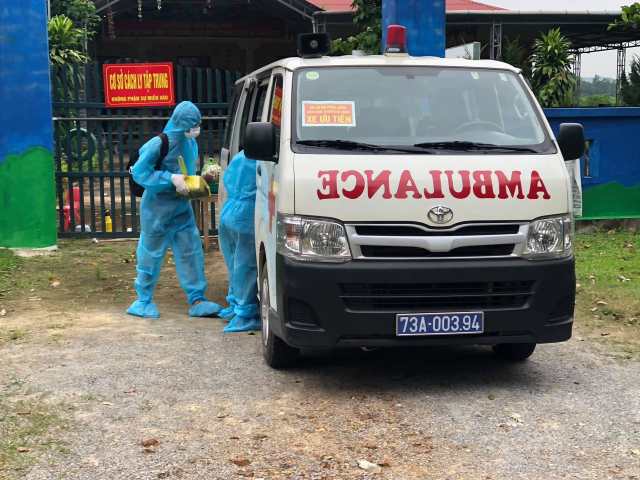 Lực lượng Y tế đón F0 tại Khu cách ly huyện Bố Trạch để tiến hành cách ly điều trị Small