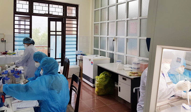 Một số hình ảnh tại phòng xét nghiệm SARS CoV 2 Minh Hóa 1