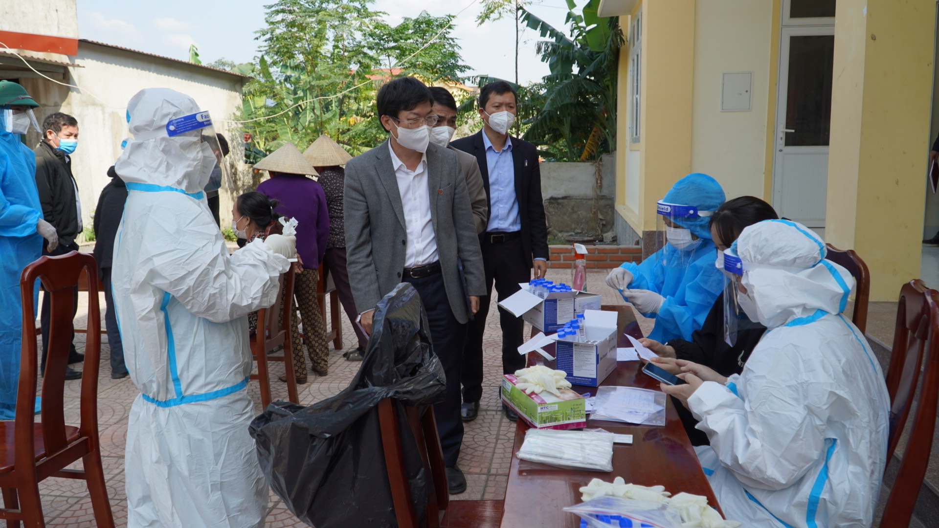 Ngành Y tế lấy mẫu xét nghiệm RT PCR sàng lọc diện rộng trên địa bàn toàn xã Quảng Châu huyện Quảng Trạch