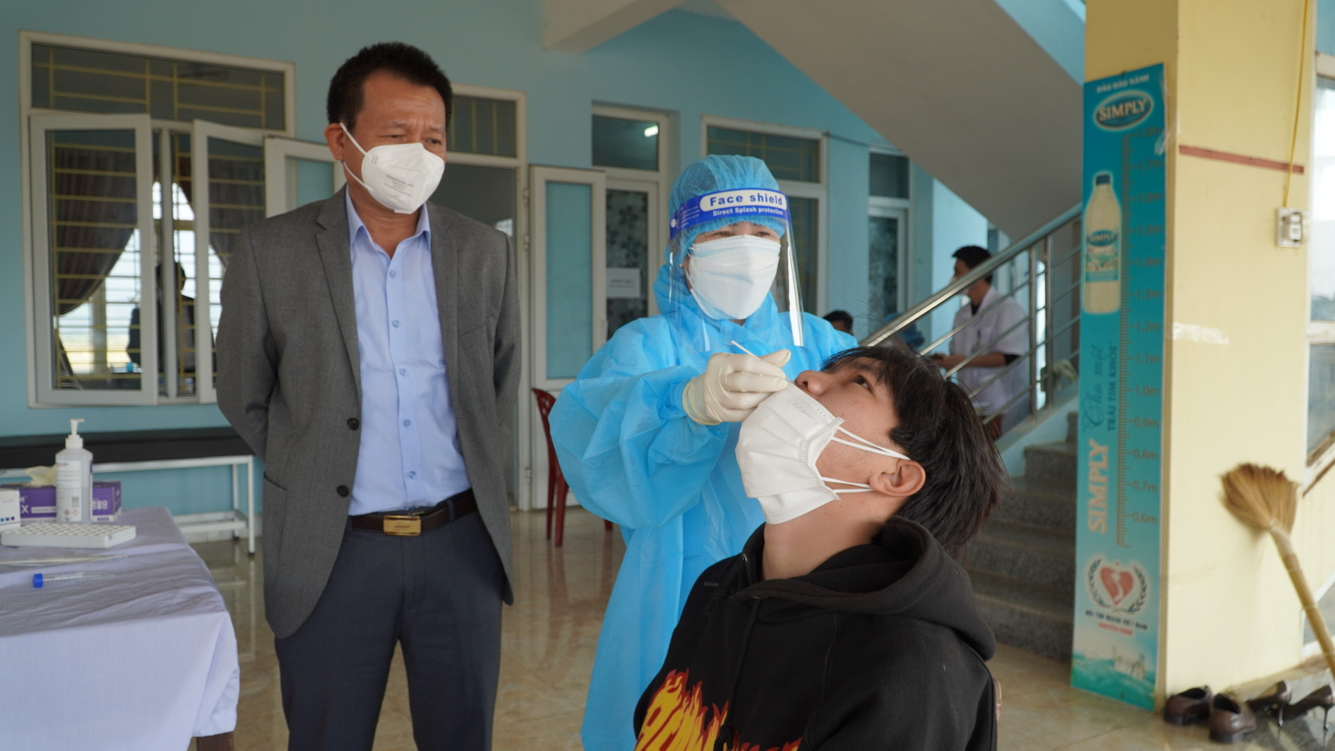 Ngành Y tế lấy mẫu xét nghiệm RT PCR sàng lọc diện rộng trên địa bàn toàn xã Quảng Châu huyện Quảng Trạch 1