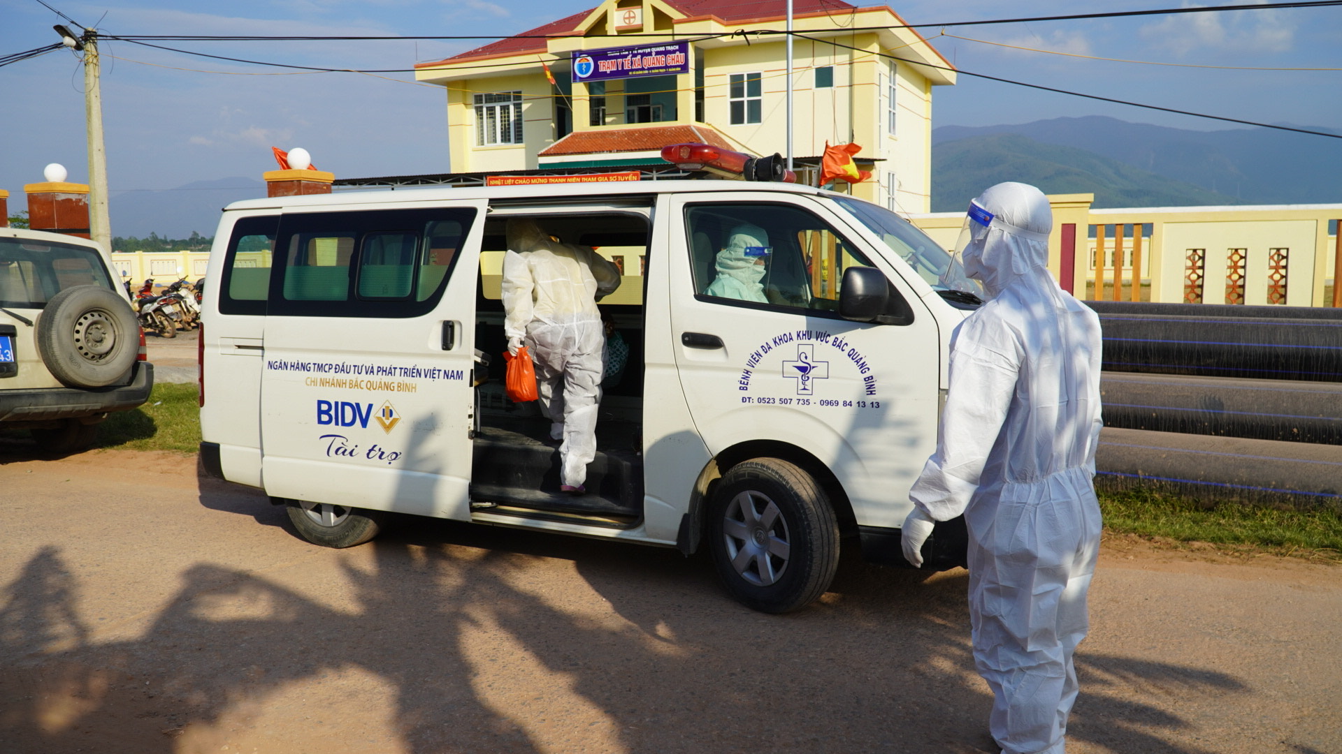 Ngành Y tế nhanh chóng chuyển các F0 đi cách ly điều trị.2222