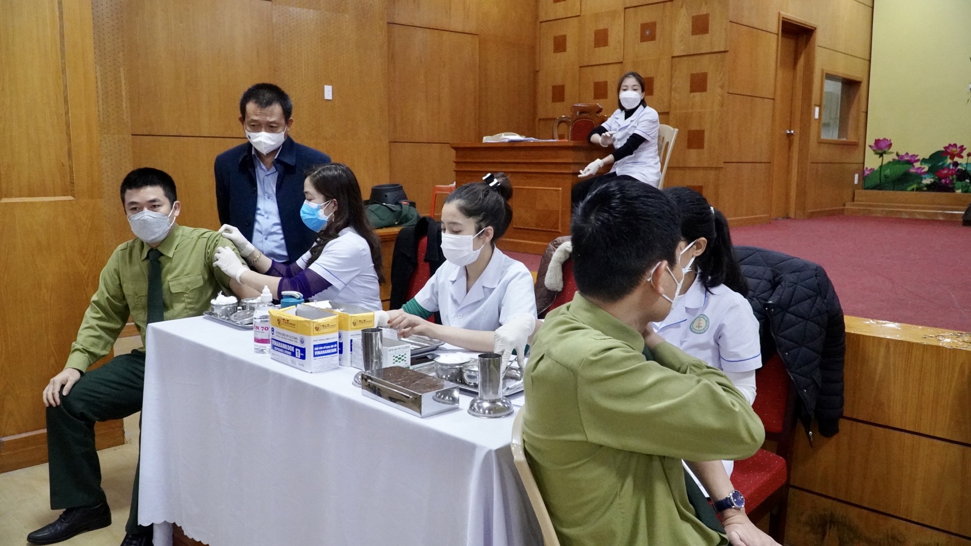 Người dân được khám sàng lọc kỹ trước khi tiêm 1