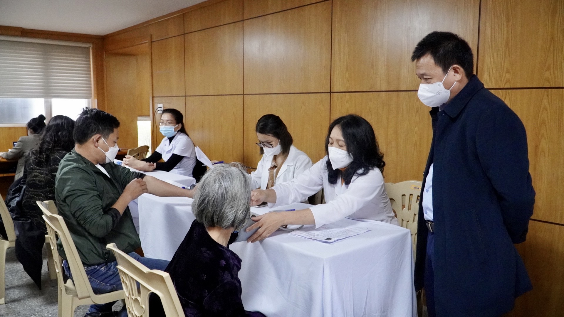 Người dân được khám sàng lọc kỹ trước khi tiêmjpeg