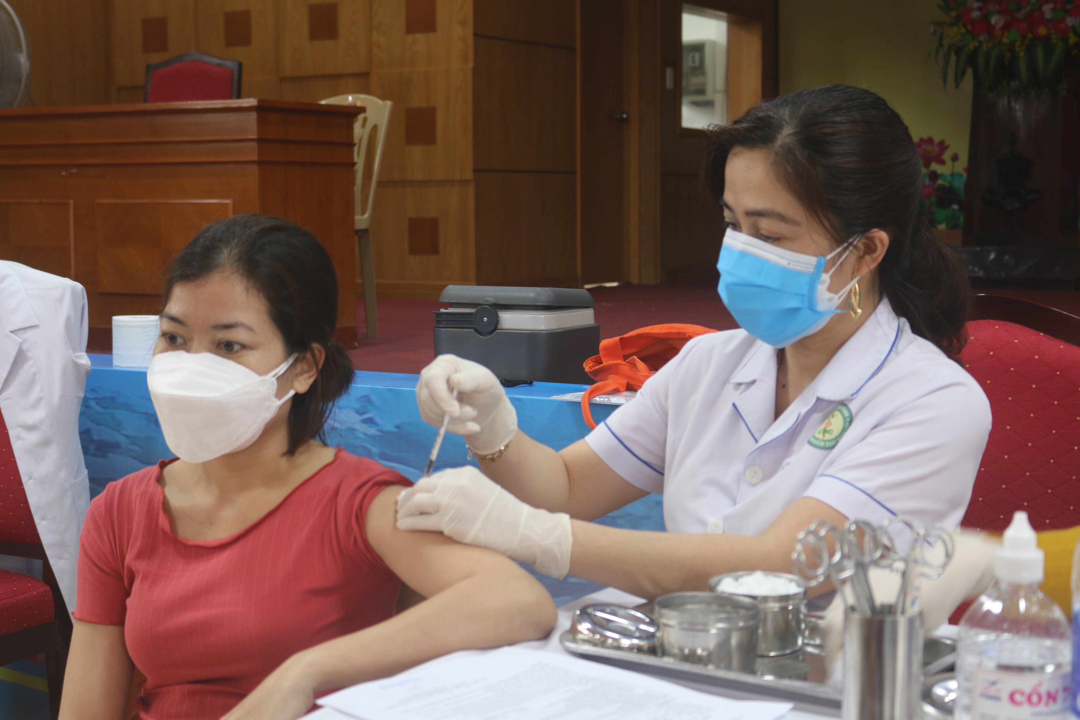 Người dân đến tiêm tại điểm tiêm CDC Quảng Bình2