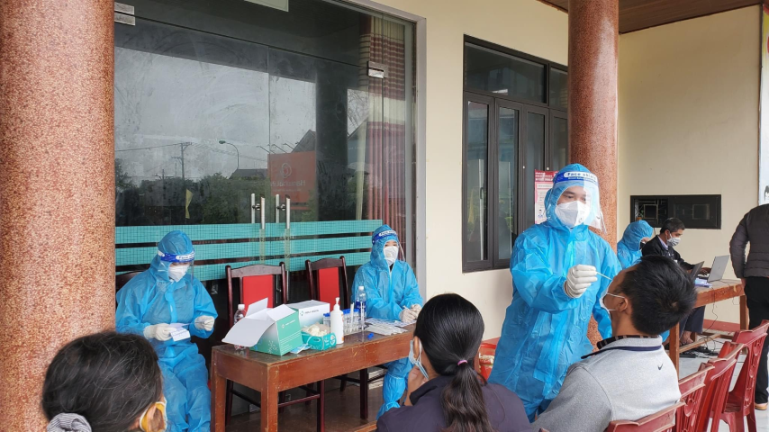 Nhân viên Y tế lấy mẫu xét nghiệm Covid 19 cho người dân tại Thị trấn Đồng Lê huyện Tuyên Hóa. Small