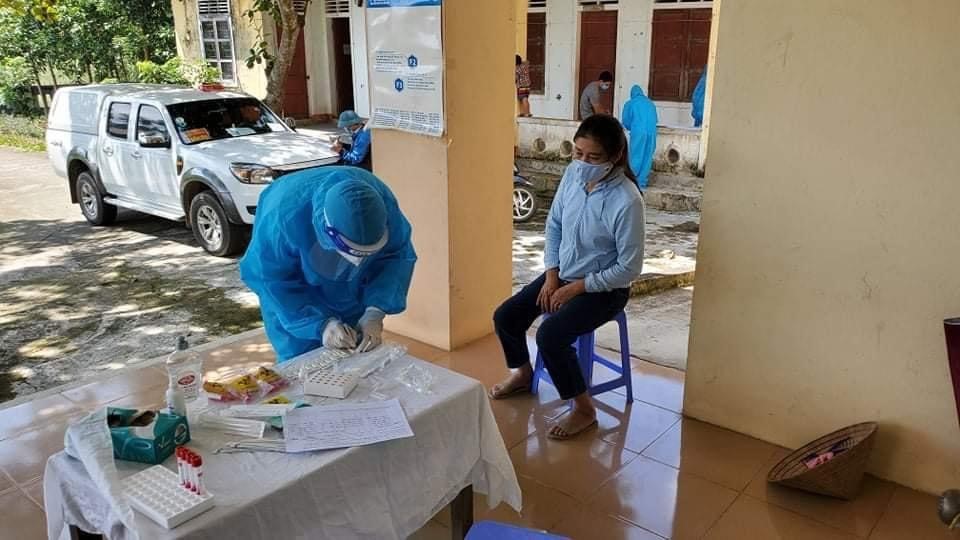 Nhân viên y tế lấy mẫu xét nghiệm Covid 19 cho người dân tại huyện Tuyên Hóa