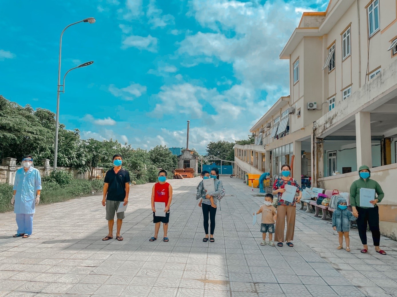 Những trường hợp khỏi bệnh đủ điều kiện được xuất viện về nhà tại khu điều trị Bệnh nhân Covid 19 Bệnh viện YDCT tỉnh Quảng Bình