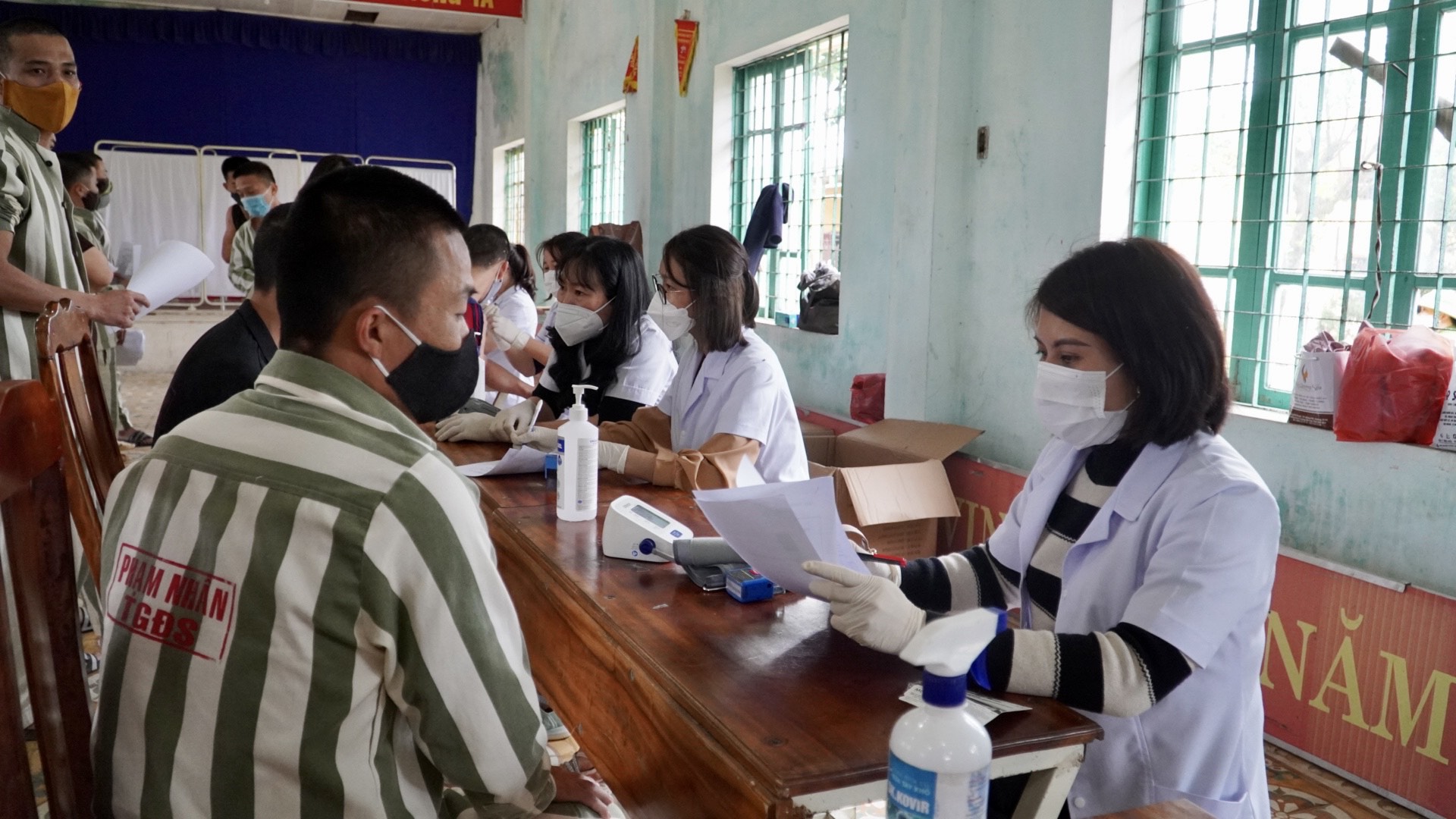 Phạm nhân được cán bộ y tế khám và tư vấn kỹ trước khi tiêm vắc xin phòng Covid 19 mũi bổ sungjpeg