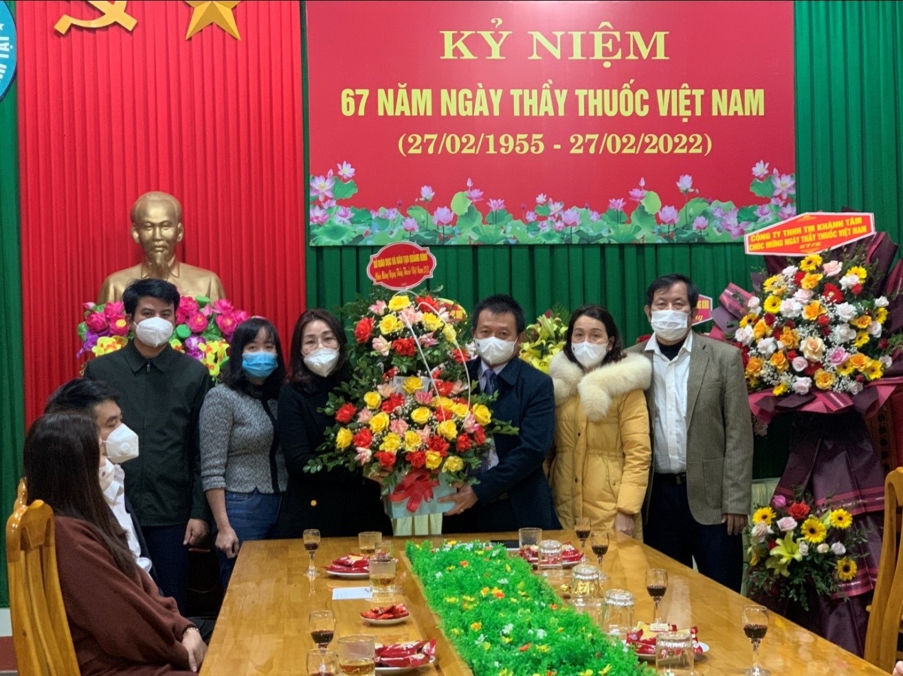 Sở Giáo dục và Đào tạo tặng hoa chúc mừng