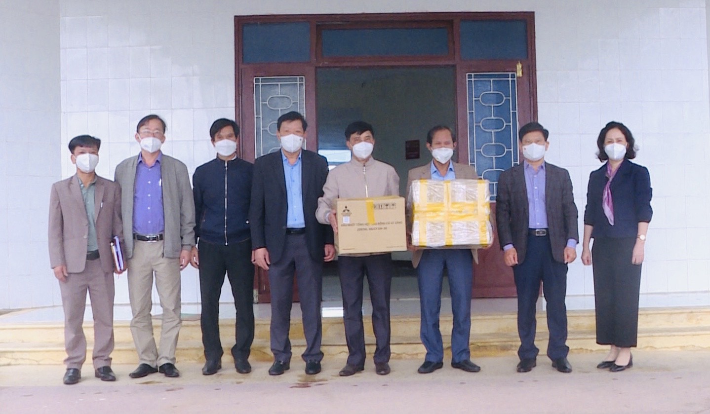 Sở Y tế trao tặng 500 khẩu trang N95 hỗ trợ ngành Y tế huyện Lệ Thủy kiểm soát dịch Covid 19jpg