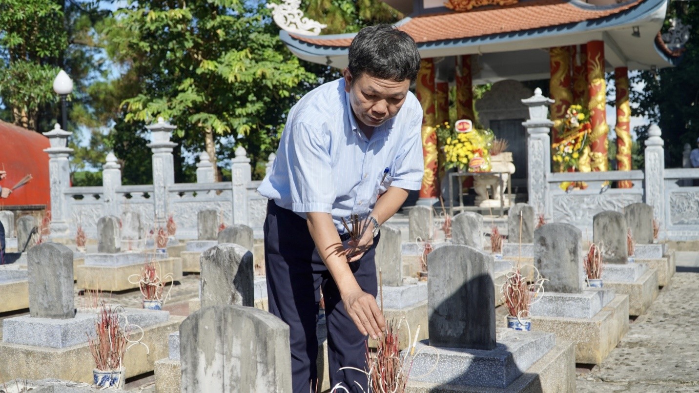 TTUT_Bác_sỹ_CKII_Đỗ_Quốc_Tiệp_Giám_đốc_Trung_tâm_Kiểm_soát_bệnh_tật_Quảng_Bình_thắp_hương_cho_các_phần_mộ_liệt_sĩ._14.jpg