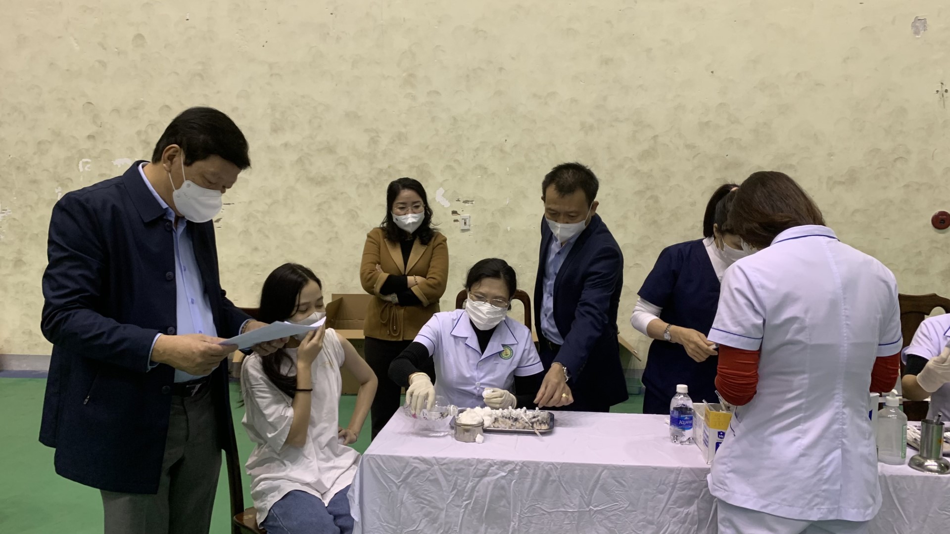 Tiêm cho học sinh là điều kiện an toàn để cho các em học sinh đến trường học trong tình hình hiện nay. Custom