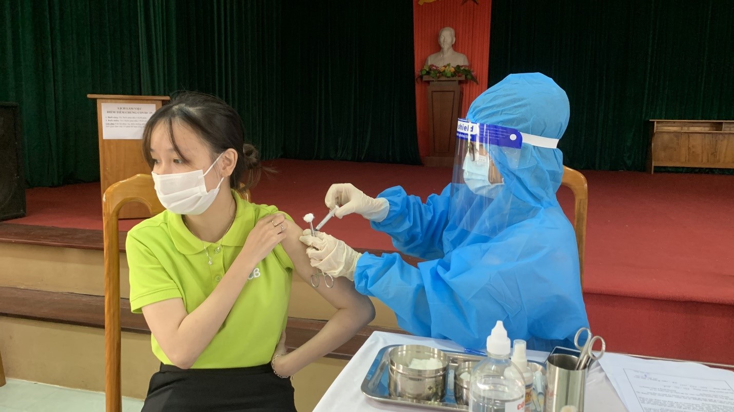Tiêm vắc xin Covid 19 mũi 2 cho đối tượng ưu tiên tại trường CĐ Y tế Quảng Bình