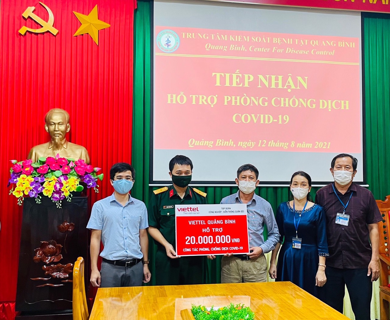 Trao tặng quà 12 8