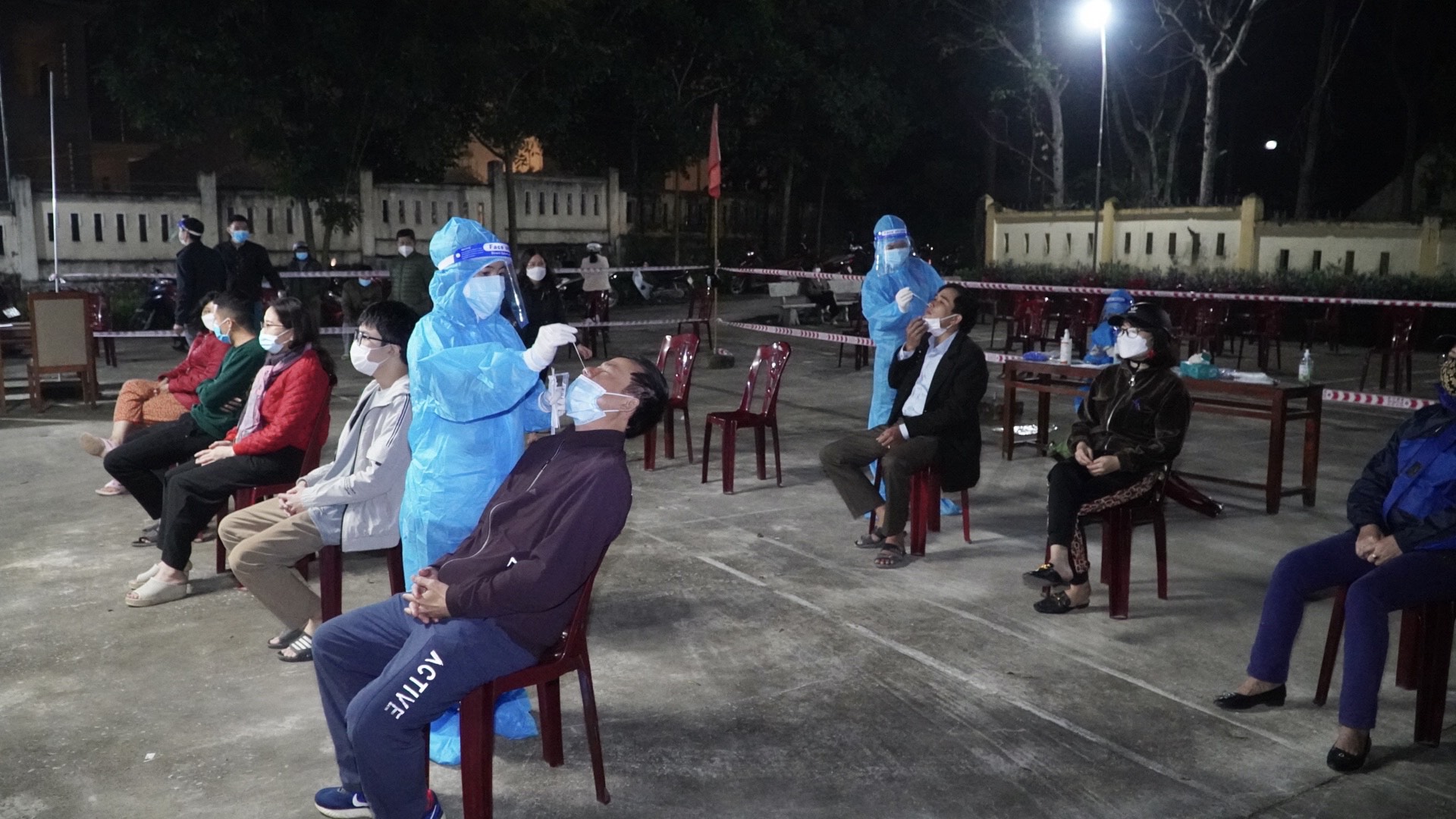 Triển khai công tác chống dịch tại thị trấn Đồng Lê đêm 14 113