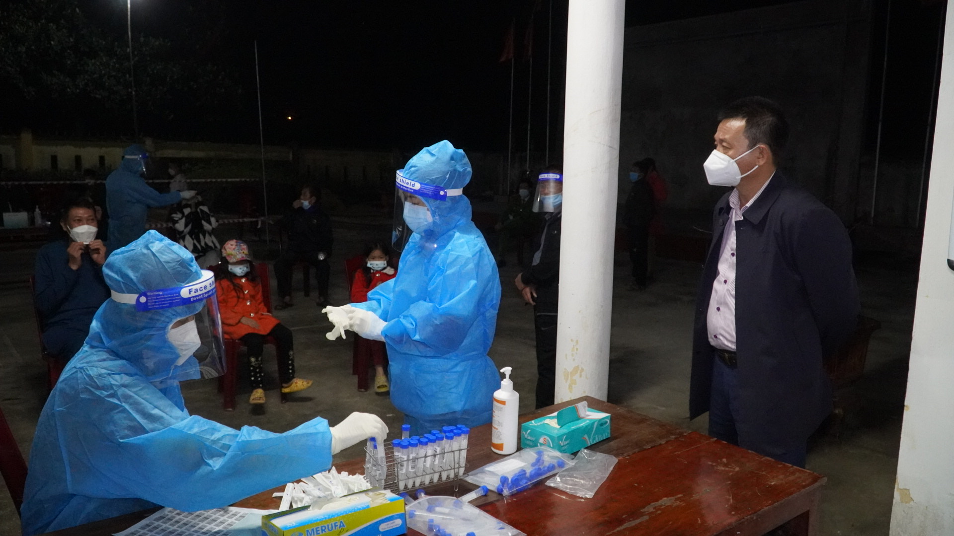 Triển khai công tác chống dịch tại thị trấn Đồng Lê đêm 14 115