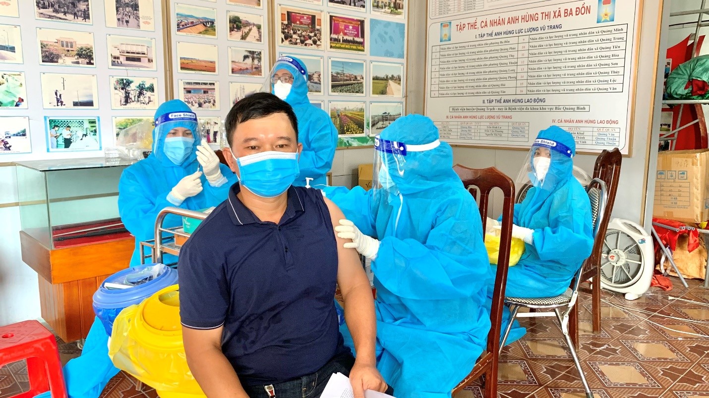 Triển khai tiêm vắc xin phòng Covid 19 cho người dân tại Trung tâm văn hoá thị xã Ba Đồn 2