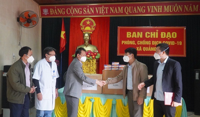 Trung tâm Kiểm soát bệnh tật CDC Quảng Bình tiến hành phun hoá chất khử khuẩn xử lý môi trườngjpg