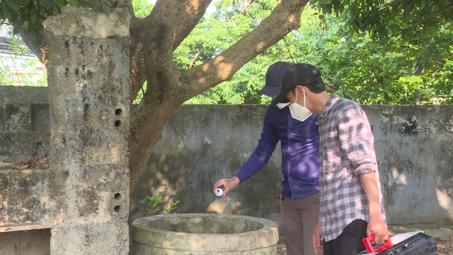 Trung tâm Kiểm soát bệnh tật giám sát các hoạt động vệ sinh môi trường diệt loăng quăng bọ gậy tại xã Trung Trạch