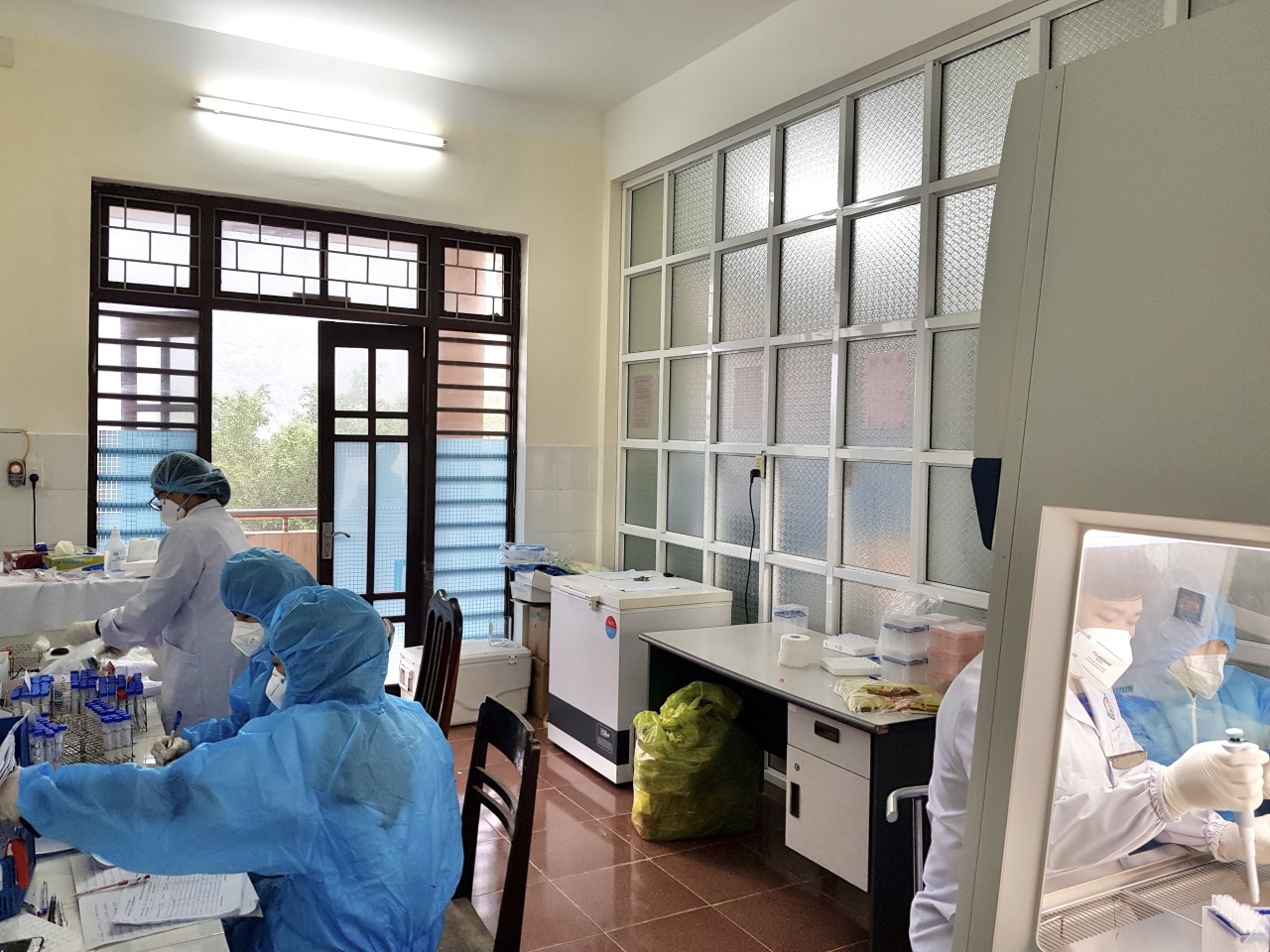 Trung tâm Kiểm soát bệnh tật hỗ trợ TTYT Minh Hóa lắp đặt phòng xét nghiệm SARS CoV 2
