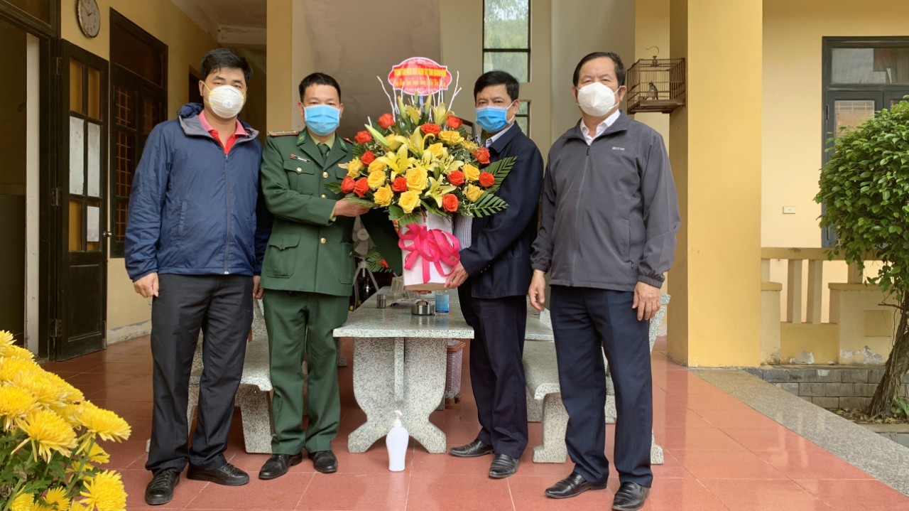 Trung tâm Kiểm soát bệnh tật thăm chúc mừng trạm Biên Phòng cửa khẩu Cảng Hòn La 3