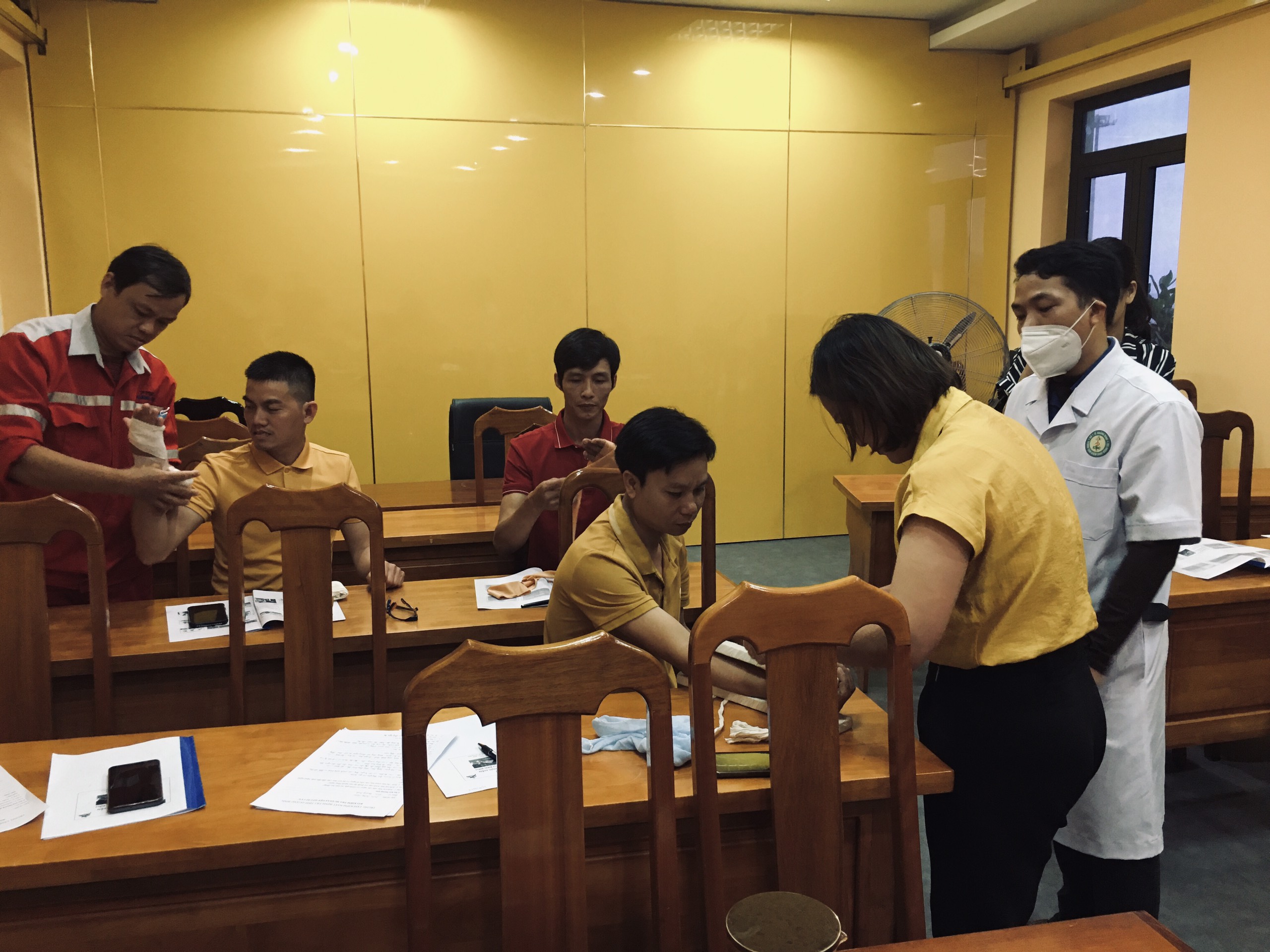 Trung tâm Kiểm soát bệnh tật tập huấn sơ cấp cứu ban đầu các đội viên sơ cấp cứu của Cảng dịch vụ đầu khí Quảng Bìnhjpg