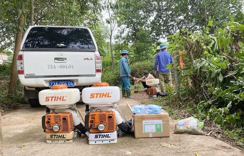 Trung tâm Y tế huyện Bố Trạch chuẩn bị hóa chất vật tư và máy phun ULV đeo vai phun hóa chất diệt muỗi tại xã Hạ Trạchjpg