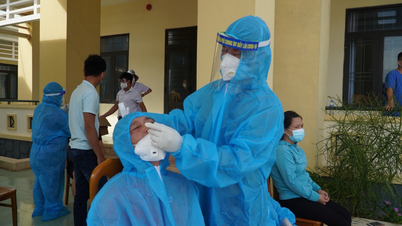 Trung tâm y tế các huyện thị xã thành phố đang khẩn trương lấy mẫu xét nghiệm SARS CoV 2 đối với các trường hợp liên quan