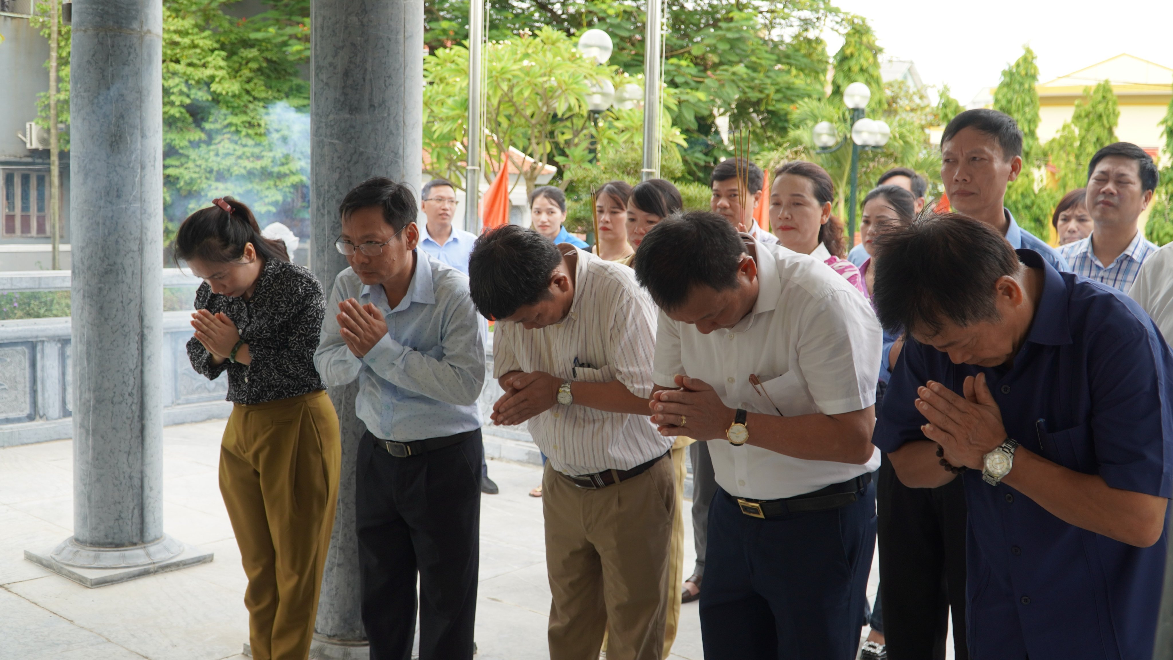 Trước anh linh của các Anh hùng liệt sĩ tập thể cán bộ Trung tâm Kiểm soát bệnh tật 2023