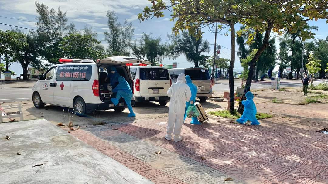 Tất cả các ca mắc mới đều được đưa vào các cơ sở điều trị Covid 19 của tỉnh để tiến hành cách ly điều trị bằng phương tiện chuyên dùngjpg