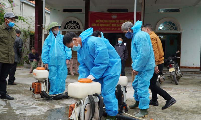 Tập trung phun hóa chất diệt muỗi phòng chống SXH tại các cơ sở giáo dục ở phường Quảng Phúc.1