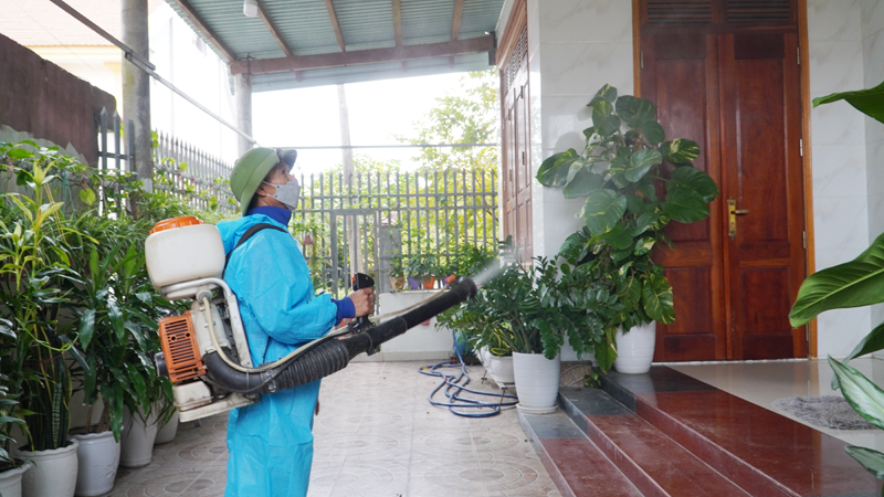 Tập trung phun hóa chất diệt muỗi phòng chống SXH tại các cơ sở giáo dục ở phường Quảng Phúc.2