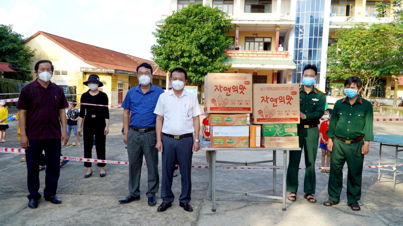 Tặng quà cho trẻ em trong khu cách ly tập trung Sở Chỉ huy củ Ban Chỉ huy Quân sự huyện Tuyên Hóa