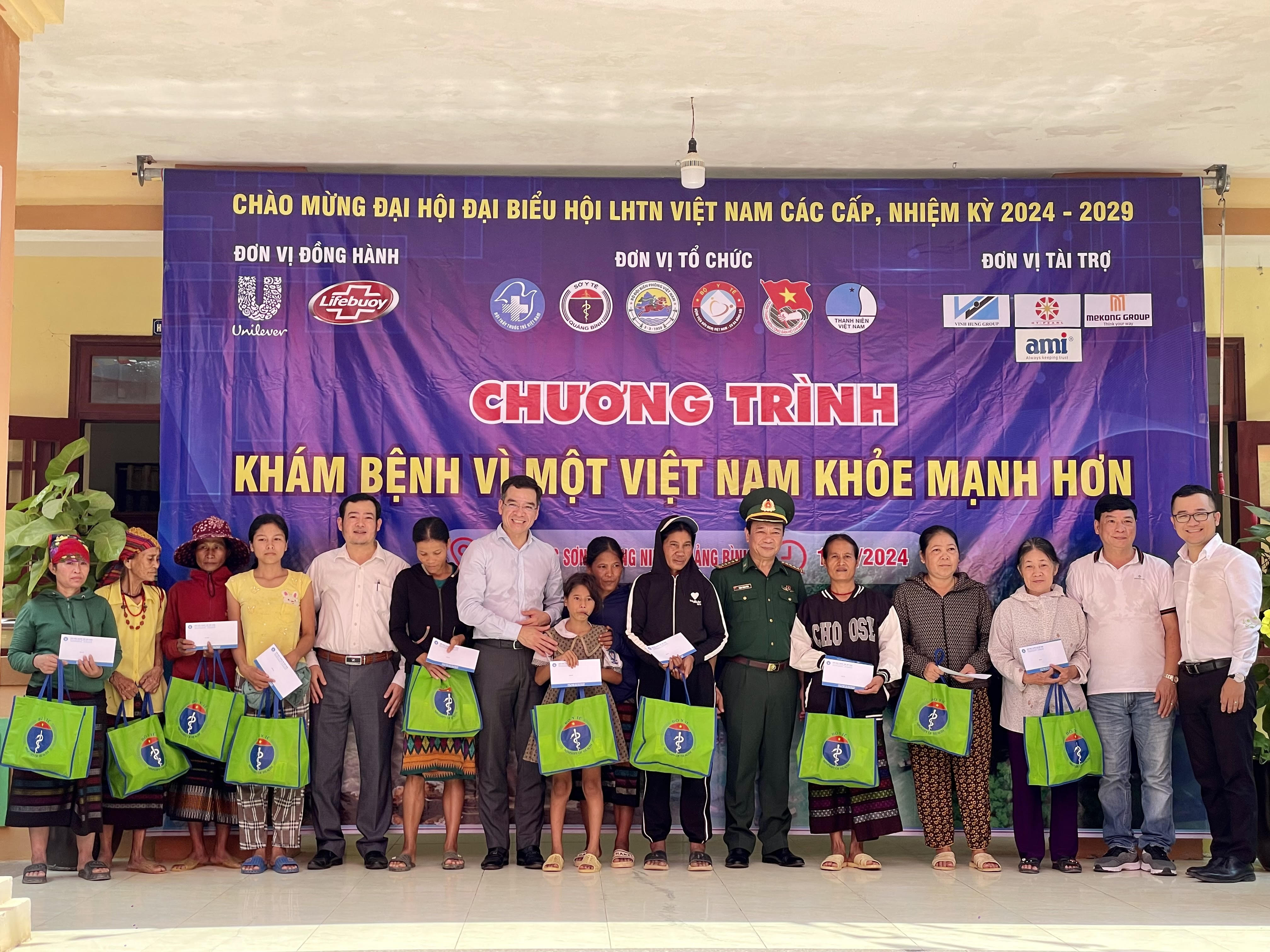 Tặng quà các Mẹ Việt Nam anh hùng các gia đình chính sách người có công với cách mạng hộ gia đình đồng bào dân tộc thiểu sốjpg