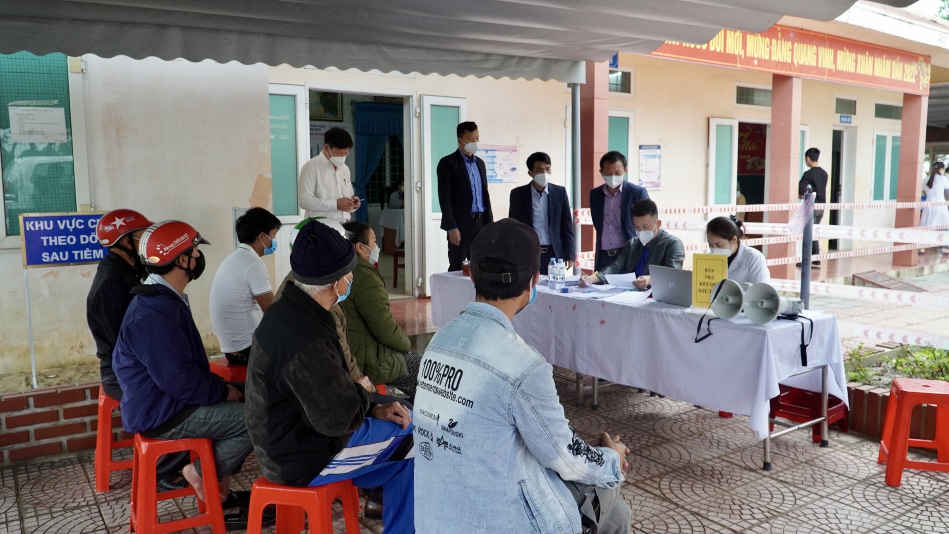 Việc tiêm vắc xin phòng Covid 19 để tạo miễn dịch cộng đồng là giải pháp chủ động hiệu quả nhất hiện nay.2